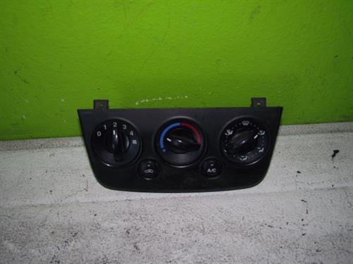 Peça - Painel de Climatização de Ar Condicionado Ford Fiesta - 2004