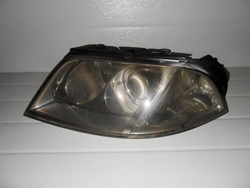 Peça - Farol Esquerdo Volkswagen Passat - 2000 / 2005