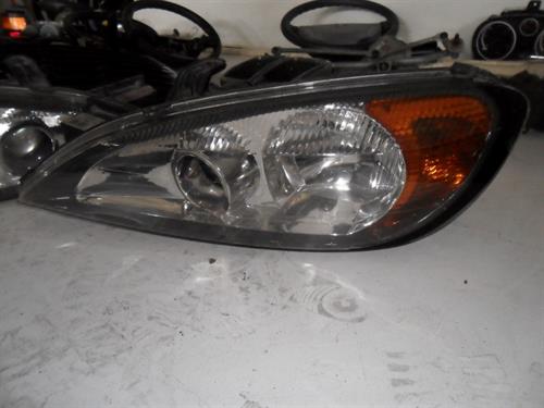 Peça - Farol Esquerdo Nissan Primera P11 - 1999 / 2002 