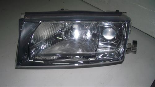 Peça - Farol Esquerdo Skoda Octávia - 2000 / 2004